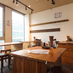 当店では、お客様に快適にお過ごしいただけるよう、さまざまな席をご用意しております。テーブル席は広めで、ごゆっくりお食事の時間をお楽しみいただけます。ご友人やご家族との会話を楽しむのにも最適で、心地よい賑やかな雰囲気の店内となっております。自慢の料理とともに、皆さまのご来店を心よりお待ちしております。