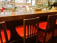 オープンキッチンでスタッフとの会話が楽しめるカウンター席です