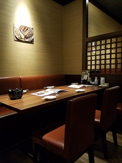 写真は6名席☆荒尾店自慢のお食事をごゆっくりお愉しみいただけるテーブル席は当日のご利用におすすめです。自慢の氷温熟成鶏や炊き立て釜飯など至極の和食を存分にお愉しみください。荒尾での宴会に◎(荒尾・居酒屋・焼き鳥・飲み放題・安い・居酒屋宴会)