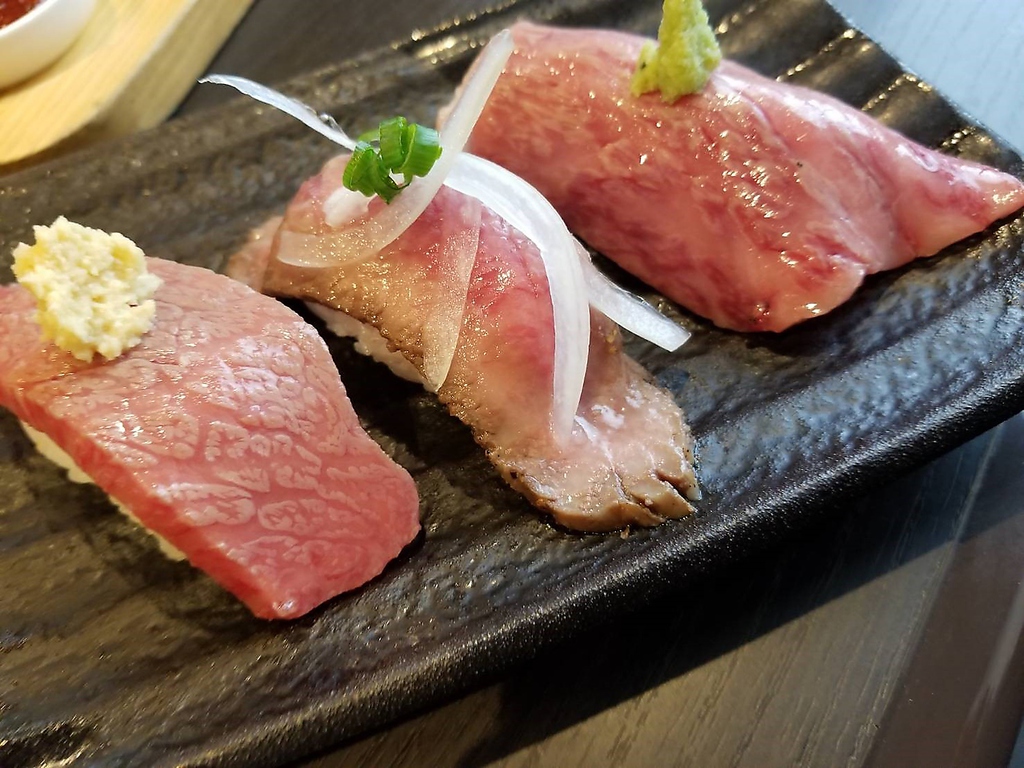特上コースで食べられる肉寿司は絶品。
