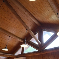 丸太梁と光が彩る癒しの高天井空間