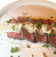 肉厚のイチボのローストビーフときのこのソース