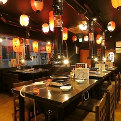 店内のテーブル席はくっつけてご使用いただくことも可能です！組み合わせで9名～14名様程度まで収容可能なお席になります◎会社帰りの飲み会、ご宴会やご友人同士のお食事会などにぜひご利用ください。
