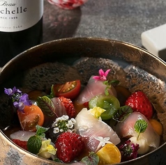 季節のフルーツとモッツァレラのサラダ ミントのソース