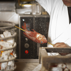 これぞ炉端の醍醐味！職人が焼き上げる熱々の絶品料理！