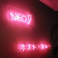 サナギ新宿が表現する東京「ネオトーキョー」ピンクのネオンが光って幻想的な世界に★お料理だけでなく店内もSNS映え間違いなし！