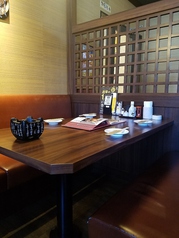 荒尾での合コンや女子会、接待にお奨め。4名様席、6名様席など様々なバリエーションが〇。ダウンライトが大人の空間を演出します。荒尾店では時間を忘れ、寛ぎの空間でごゆっくりとお過ごし頂けます。◎(荒尾・居酒屋・焼き鳥・飲み放題・安い・居酒屋宴会)