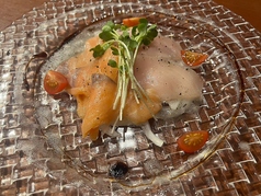 サーモンとビンチョウマグロのカルパッチョ