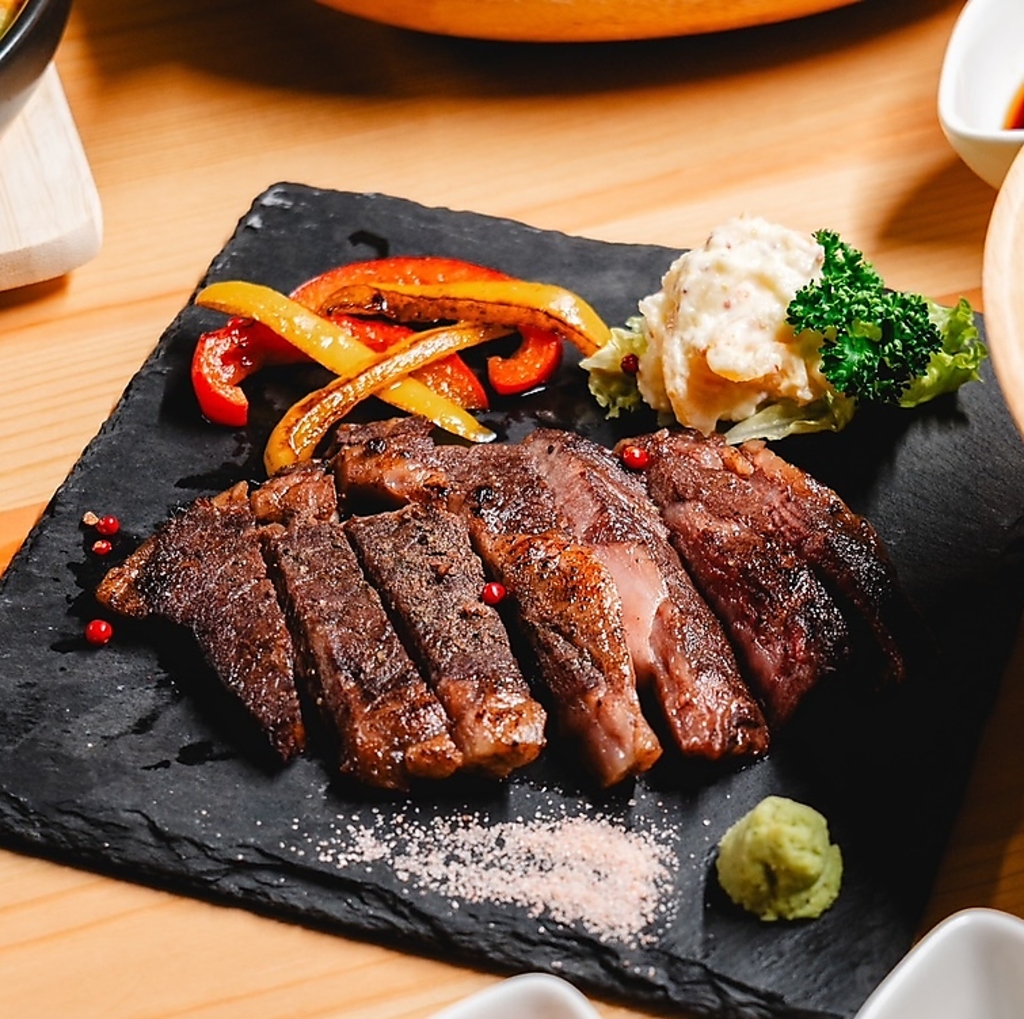 特別なルートから厳選して仕入れたお肉をご提供！その格別な鮮度と味わいをご堪能ください！