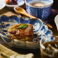 鉄板で揚げ焼きにしているカニフライ！