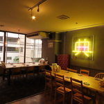 ネオンが輝くオシャレでシックな店内では日常の喧騒から離れ落ち着いた雰囲気でゆったり楽しめます。