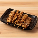 当店自慢の秘伝タレを使用したパリパリかわ串と、無添加8時間炊きの濃厚水炊きをご堪能ください！