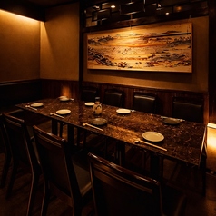 間接照明が灯る落ち着いた個室空間は、まるで大人の隠れ家。少人数のご会食から大切な接待、特別な記念日まで幅広く対応いたします◎自慢の牛かつをはじめ、旬を取り入れた和食や点心の数々を静かにゆっくり味わえる上野の上質居酒屋。周囲を気にせずゆったり過ごせる、癒しの時間をご提供いたします。※個室指定不可