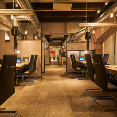 全ての席がロールカーテンで仕切られています