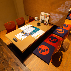 当店では、ゆったりとした堀りごたつ席をご用意しております。ご家族連れや接待にもご好評いただいており、落ち着いた雰囲気の中でお食事をお楽しみいただけます。のんびりとおいしい料理を味わいながら、特別なひとときをお過ごしください。