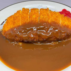 ≪カツカレー≫スパイシーでまろやかなコクが楽しめボリューム満点1,000円(税込)の写真