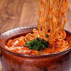 自家製麺の鍋焼きもつ辛麺