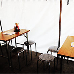 お仲間や家族連れでお食事いただける、雰囲気のあるテント風テーブル席。