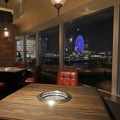 【ホール貸切：最大43名様】美しい夜景を一望できる贅沢なホール席を貸切でご利用いただけます。A5ランク銘柄和牛の焼肉と共に特別な空間をお楽しみください。会社の宴会や同窓会、パーティなど団体様でのご利用に◎※ホール貸切は窓際席（テーブル・カウンター）とソファー席になります。個室はご利用いただけません。