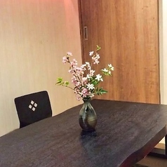 間接照明が優雅な少数向け個室となります！大切な方とのご利用に最適です！是非ご利用くださいませ♪4名様までのお席となります。