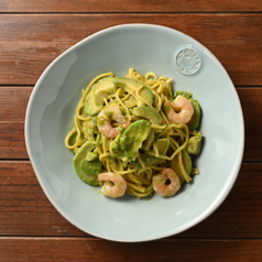 海老とアボカドのジェノバ風