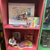 世代に刺さりまくるコーナーです。バネのレインボーのおもちゃの名前が分かる方、教えてください。。