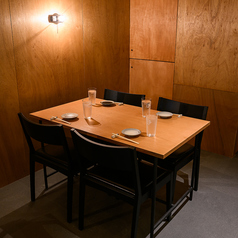 出汁にこだわった和食料理店で、ぜひお試しいただきたいのが自慢のおでんです。豊かな風味と素材の旨味が引き立つ一品で、心温まる味わいをお楽しみいただけます。また、日本酒は九州の地酒を中心に取り揃え、料理にぴったり合うお酒をご提案します。宴会や飲み会、女子会、デート、記念日など、様々なシーンでご利用可能◎