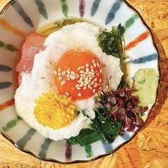 生マグロと海ぶどうとモロヘイヤ山かけ