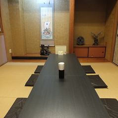 【2F】団体様でのご宴会や地域のお集まりには、お店を丸ごとプライベート空間に。最大人数に合わせた柔軟な対応が可能で、周りに気兼ねなく一体感のあるパーティーが叶います。はぶ鶏自慢の料理とこだわりのお酒で、ゲストの記憶に残る最高の一夜を演出します。