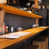 カウンター席を完備しています。店内はおひとり様でも入店しやすい明るい雰囲気なので、お仕事帰りにプライベートな時間をゆったりと過ごしたい方にも最適です。カウンター席からは料理人の手際よい包丁捌きや、繊細な盛り付け、時に豪快な調理の様子までご覧いただくことができます。親しいご友人とのお食事やデートにも◎