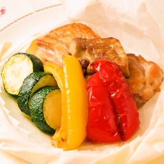 国産赤鶏もも肉とフォアグラの包み焼きの写真