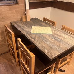 当店の店内には、ゆったりくつろげるテーブル席が4席×4卓ございます。グループでの食事や少人数の宴会にぴったりのレイアウトで、居心地の良い空間を演出。仕事帰りの飲み会やご家族の集まり、友人同士の会食にも最適です。落ち着いた雰囲気の中、楽しい時間をお過ごしください。