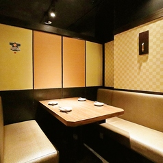 2名～4名様用テーブル席。落ち着いた店内空間にあるテーブル席は個室ではなくとも、ゆったりとお食事を楽しむことが可能です。飲み放題付コースや美味しい逸品料理、種類豊富なドリンクをご用意してお待ちしております。