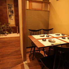 【2～4名様テーブル個室】和モダンのおしゃれなテーブル席。デートや少人数の飲み会に◎落ち着いたテーブル席は、ご友人との集まりや気兼ねなく語り合うコンパなどの食事会、同僚との飲み会などに最適なお席です。
