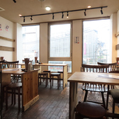 3階の貸切可能です。テーブル席で、プライベート感を大切にした空間となっております。会社の飲み会や宴会、特別なパーティーなどに最適です♪ご利用の際にはお気軽にご相談ください。また、飲み放題付きコースも各種取り揃えておりますので、当店自慢のこだわりのお料理とともに、素敵なひとときをお楽しみいただけます。