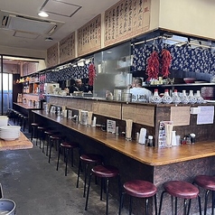 【カウンター席】お一人様でのご利用やデート、サク飲みなど、少人数で用途を選ばないお席です。お料理は100円(税込)から、お酒は330円(税込)からとお財布に優しい価格でご提供しているので、カウンター席で気軽にせんべろできます！お食事メインで楽しむのももちろん、飲み屋のはしごやサク飲みにもおすすめです◎