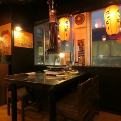 2～5名様までご着席OKのテーブルのお席です。会社帰りで、ご友人同士でぜひご利用ください！ホルモンをメインに様々なお肉を揃えております！人気の希少部位や女性に人気の豚足などもございます♪皆さまのご来店をお待ちしております！