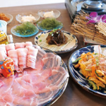 あぐー豚のしゃぶしゃぶをメインとした沖縄料理を満喫できるコースをご用意してます。