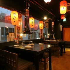 2～4名様までご着席OKのテーブルのお席です。会社帰りで、ご友人同士でぜひご利用ください！ホルモンと相性抜群◎のハイボールやビール、日本酒などお酒もございます！