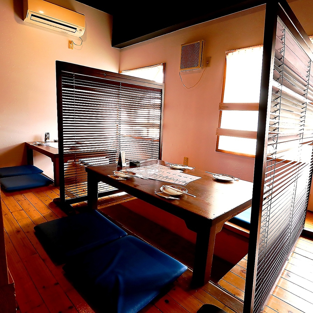 足を伸ばして寛げる掘りごたつ席を完備。少人数から団体様まで、和の空間でゆったりと過ごせます。