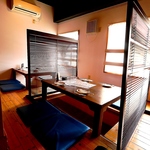 足を伸ばして寛げる掘りごたつ席を完備。少人数から団体様まで、和の空間でゆったりと過ごせます。