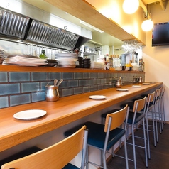 ライブ感溢れるカウンター席で、調理風景を楽しみながらお食事をお楽しみください。お仕事帰りのサク飲みや、お二人での語らいにも最適なお席です。