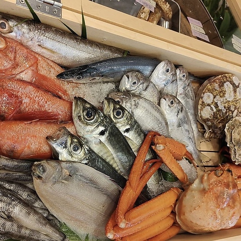 鮮魚店「魚々真」のオーナーがお届けする、隠れ家的なお惣菜店。