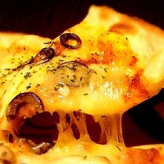 アンチョビとオリーブのピザ