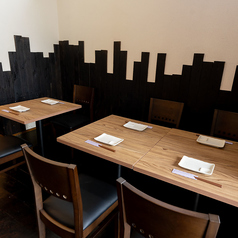 小宴会にぴったりな4名席テーブルをご用意しております♪最大16名様まで結合可能なテーブル席となります！小宴会～大宴会まで是非ご相談くださいませ♪