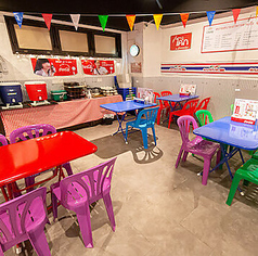 本場の屋台をイメージした空間には、明るく開放感があふれるテーブル席が広がっています。カラフルで彩り豊かなテーブルと椅子は、カジュアルながらも居心地が良く、肩ひじ張らずにお食事を楽しめます。活気ある雰囲気の中で、タイ料理を存分にご堪能ください♪