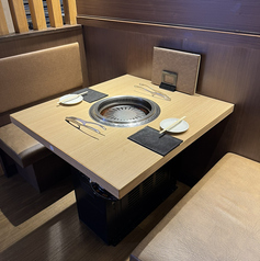 2名様から4名様用のテーブル席は、プライベート感を大切にした落ち着いた空間。革張りの椅子と木製テーブルが心地よく、ゆったりとした時間を楽しむのに最適です。