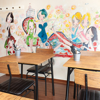 画家が描いた壁画が彩る店内