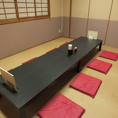 【2F】足を伸ばしてリラックスできる座敷席は、ご家族連れやママ友会にぴったり。周囲を気にせず、自慢の焼鳥や新鮮な海鮮を囲んで賑やかな時間をお過ごしください。小さなお子様がいても安心の広々とした空間で、まるで自宅のような居心地の良さを提供します。