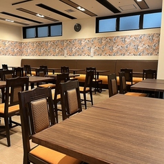 賑やかなメインフロアのレイアウトとは別に、お店の奥には最大8名様までご利用可能なプライベート感ある半個室空間を完備しております。周囲を気にせず落ち着いて食事と会話を楽しみたい会食や、少し特別な日のディナーにおすすめです。